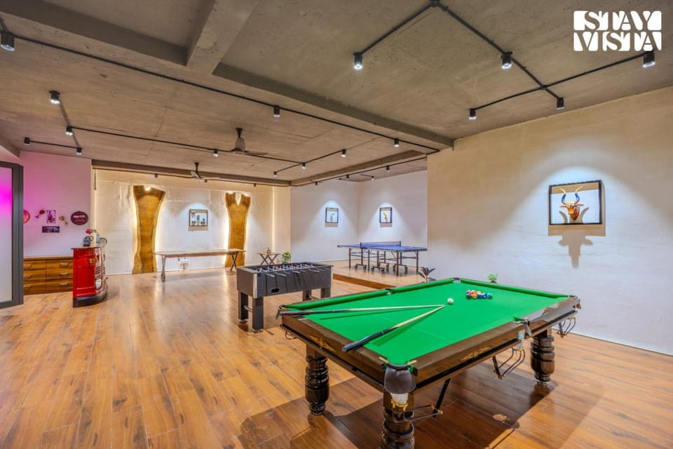 Billiard, Game Room
