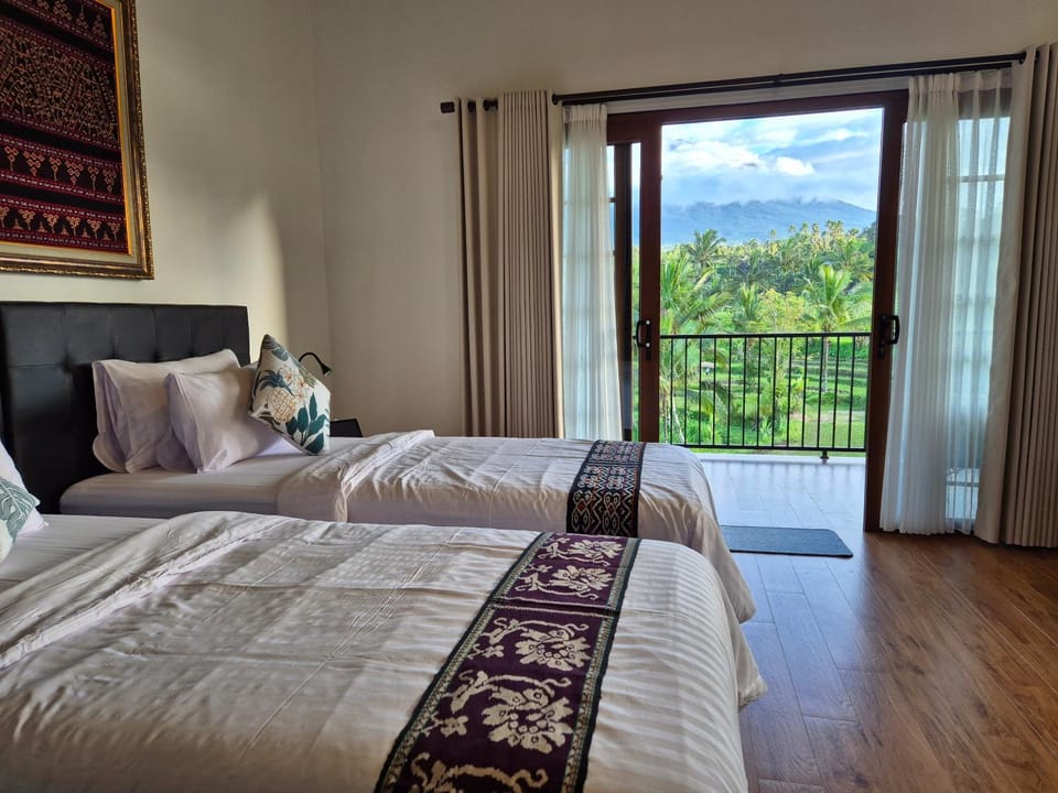 A Calm Spacious Cottage with Mount Agung View Villa in Selat