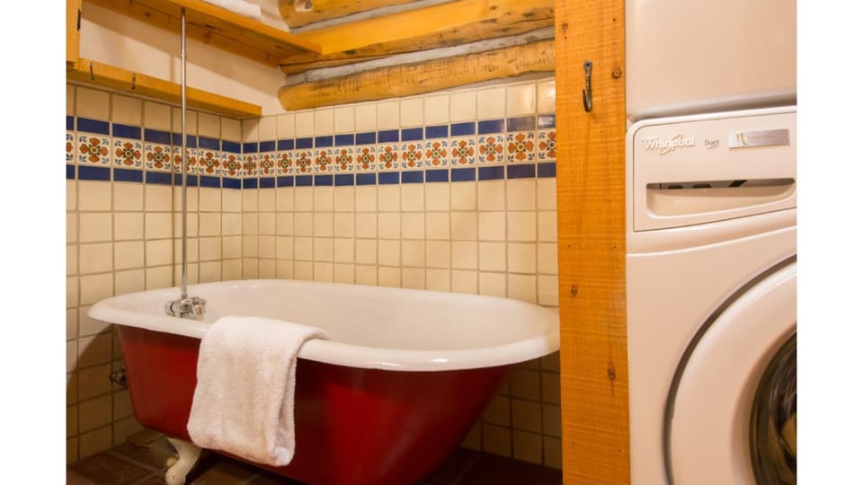 Bathroom, Bath, towels, washing machine