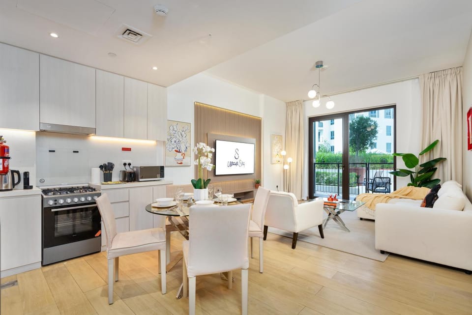Kitchen or kitchenette, Living room, Seating area, Dining area, oven, toaster