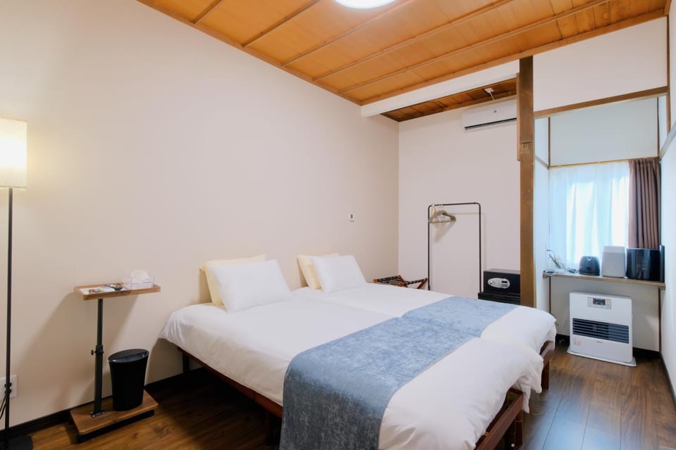 Bed, Photo of the whole room, Bedroom, heating, air conditioner