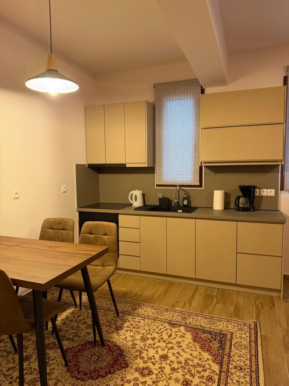 Coffee/tea facilities, Kitchen or kitchenette, stove