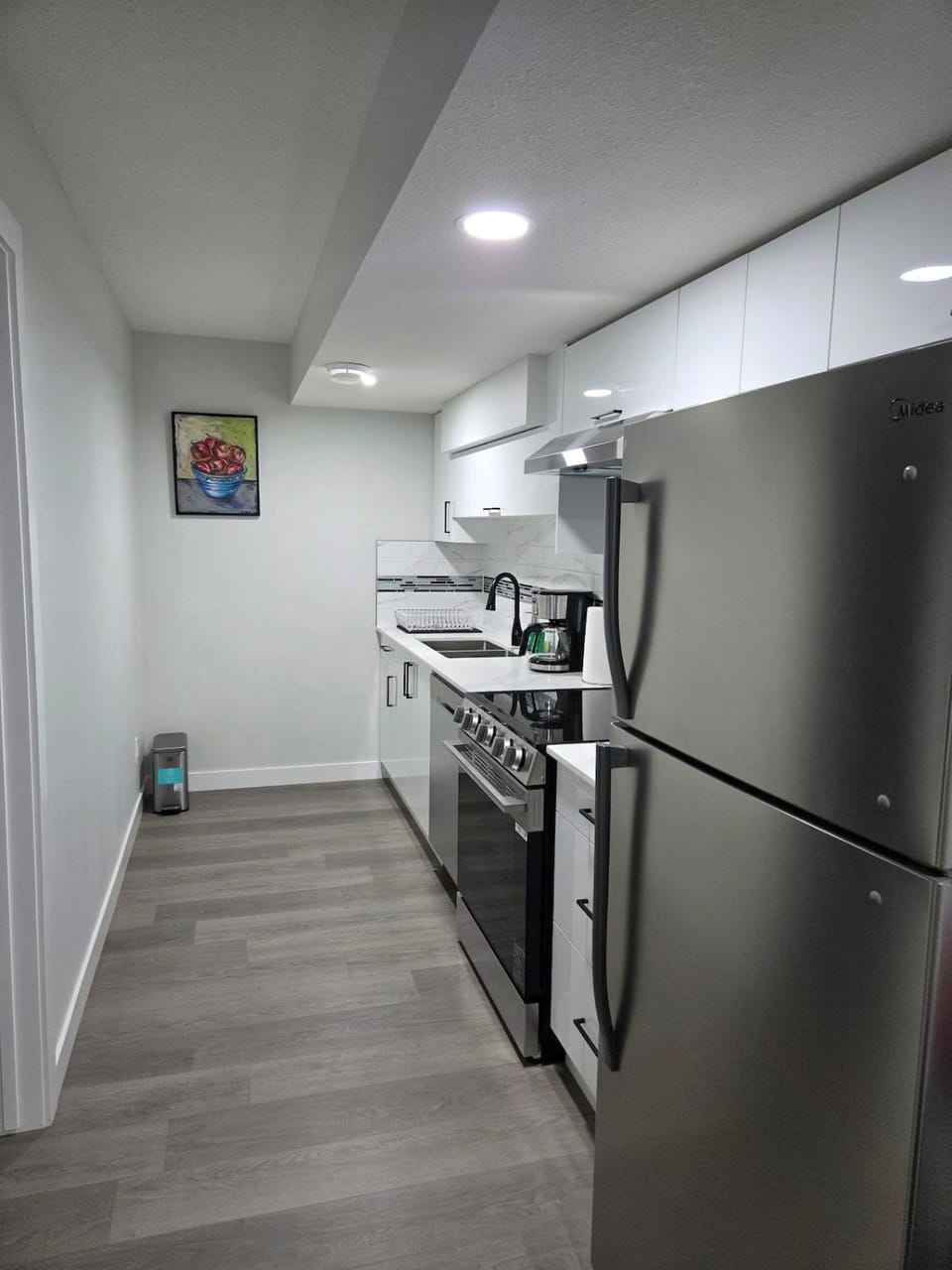Kitchen or kitchenette, dishwasher, oven