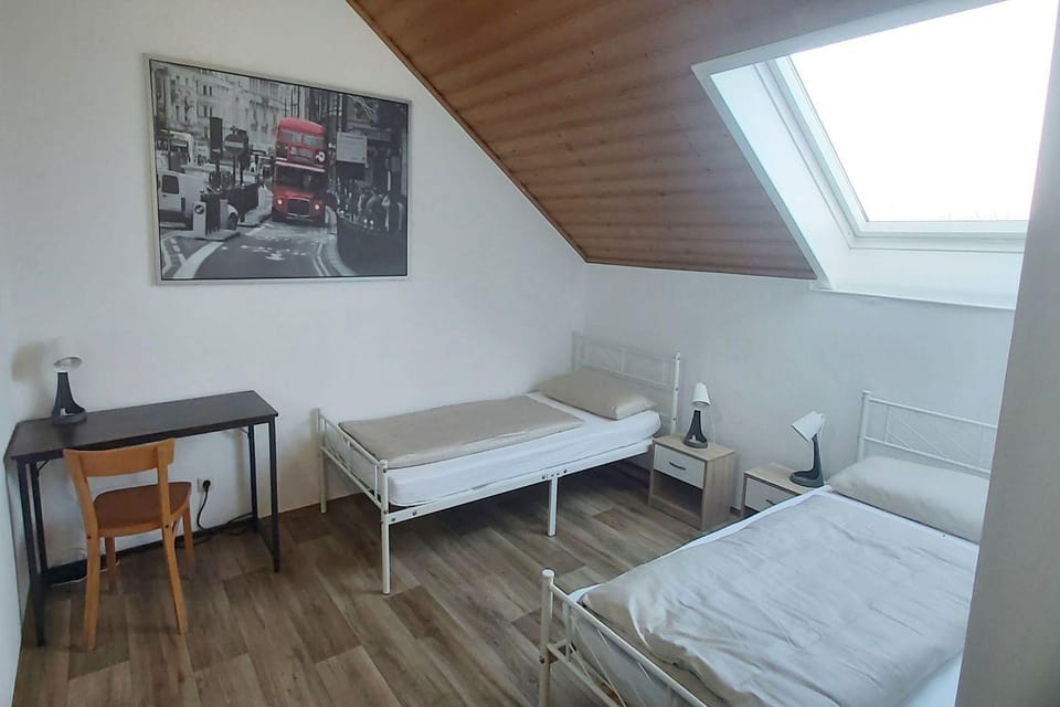 Bed, Photo of the whole room, Seating area, Bedroom