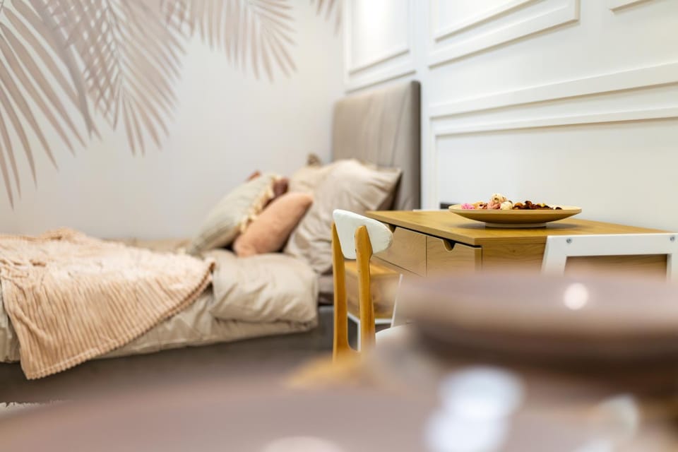 Bed, Photo of the whole room, Seating area, Bedroom