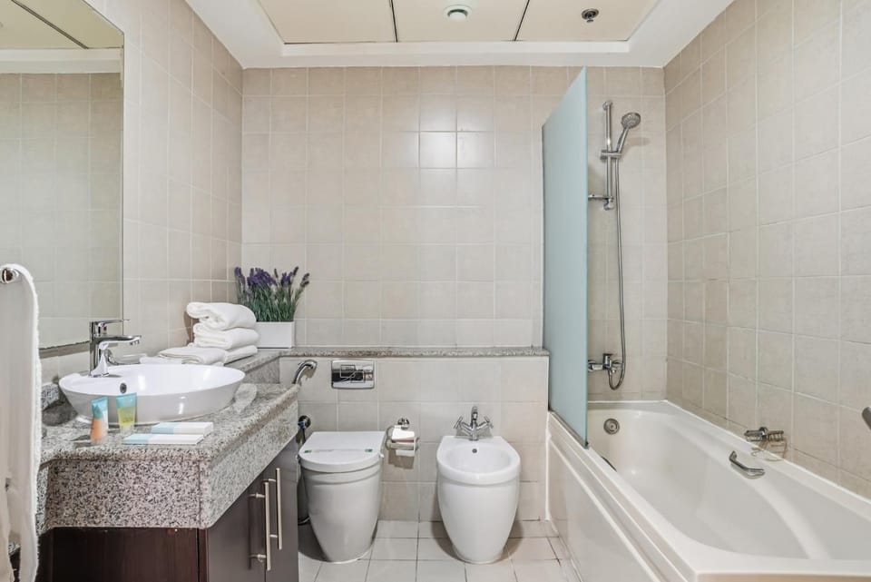 Shower, Toilet, Bathroom, Bath, towels