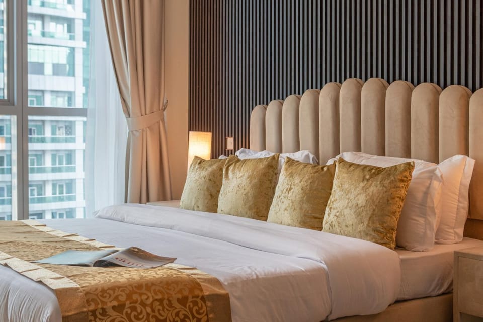 Bed, Bedroom, City view, Pool view
