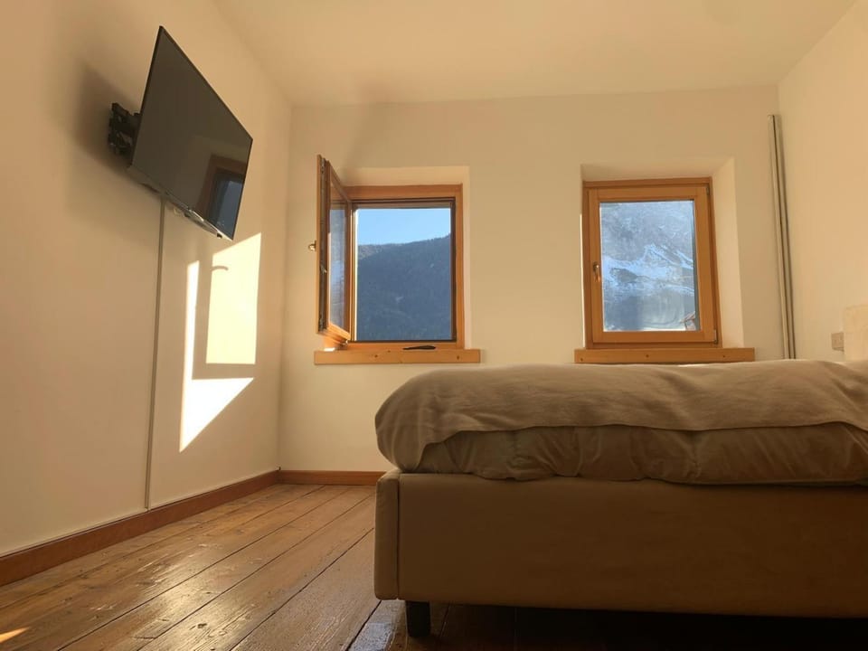 Bed, TV and multimedia, Bedroom