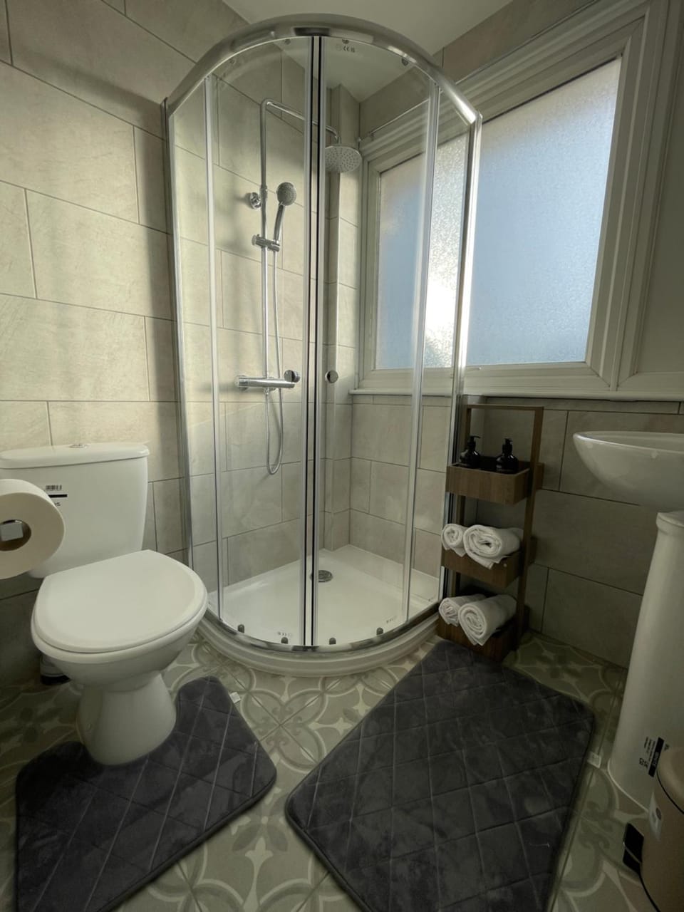 Skyway Suites Luton Bed and Breakfast in Luton