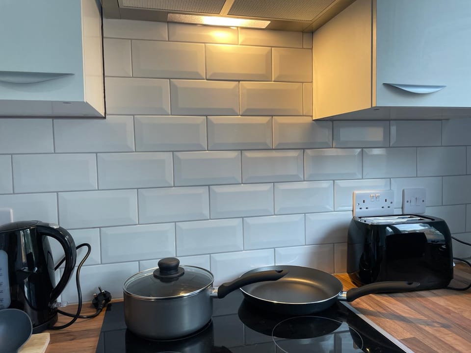 Skyway Suites Luton Bed and Breakfast in Luton