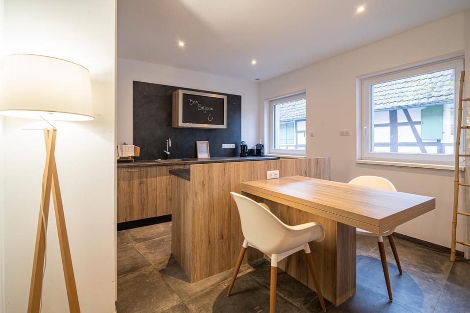Kitchen or kitchenette, Dining area