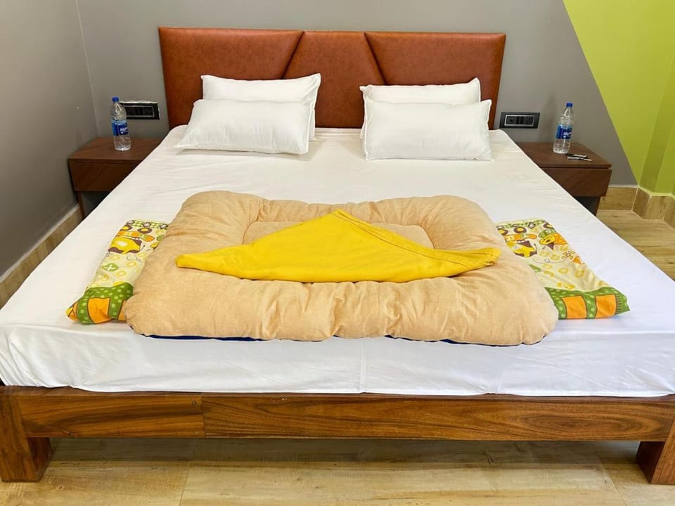 Bed, Bedroom, towels