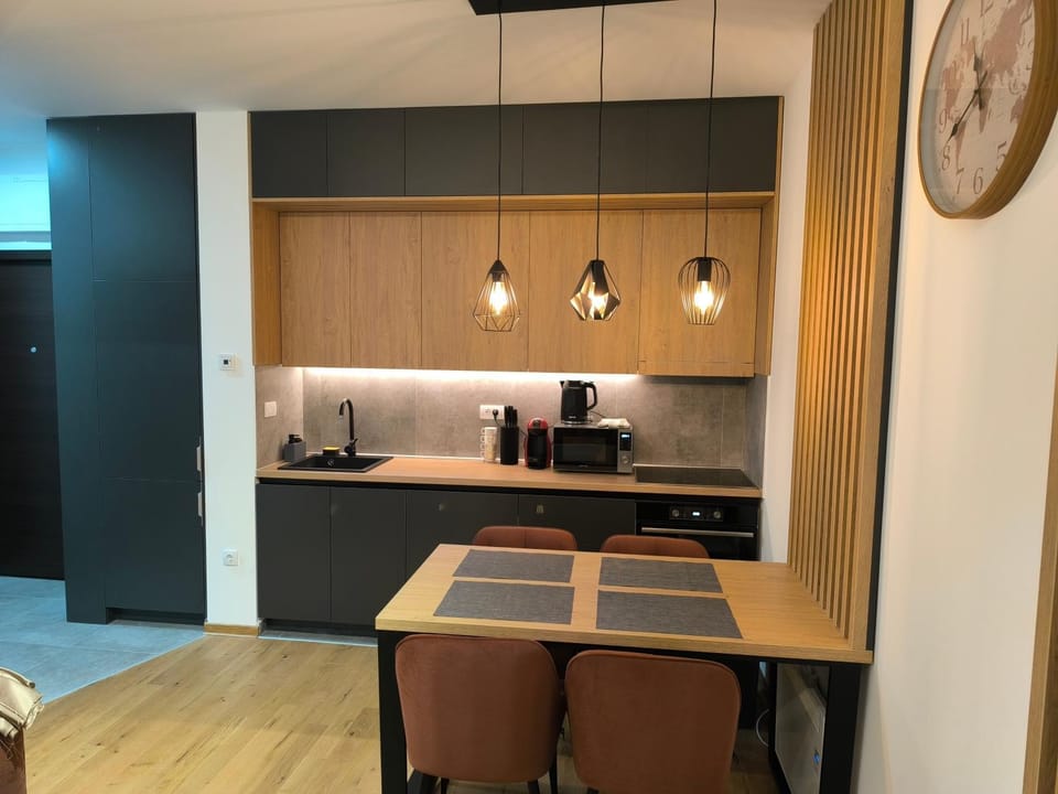Coffee/tea facilities, Kitchen or kitchenette, oven, stove, toaster