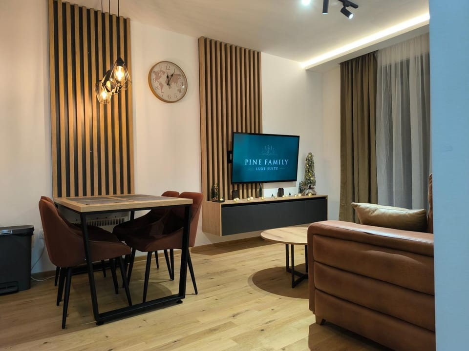 TV and multimedia, Living room, Seating area, Dining area