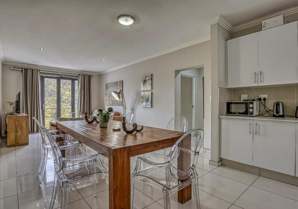 Coffee/tea facilities, Kitchen or kitchenette, Living room, Seating area, Dining area, oven, stove, toaster