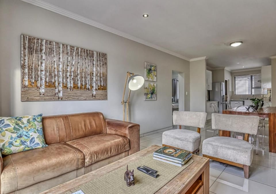 Kitchen or kitchenette, Living room, Seating area, Dining area, oven