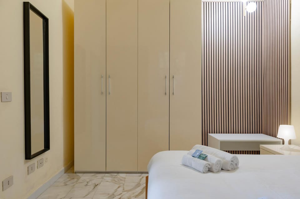 Bed, Photo of the whole room, Bedroom, towels