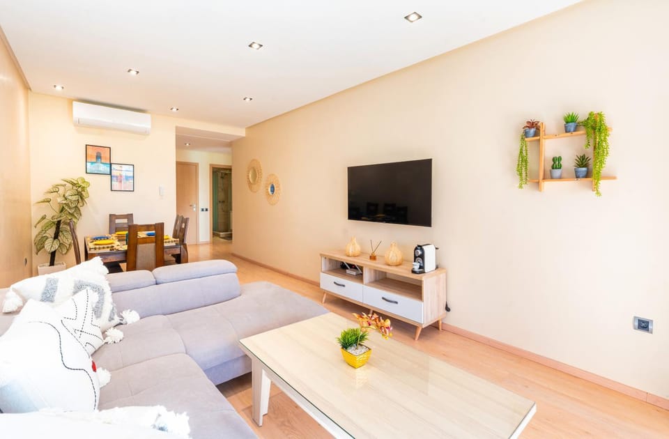 Communal lounge/ TV room, TV and multimedia, Living room, Seating area, Evening entertainment