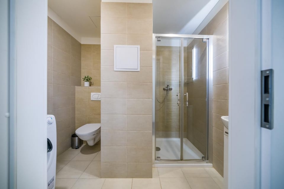 Shower, Toilet, Bathroom, towels