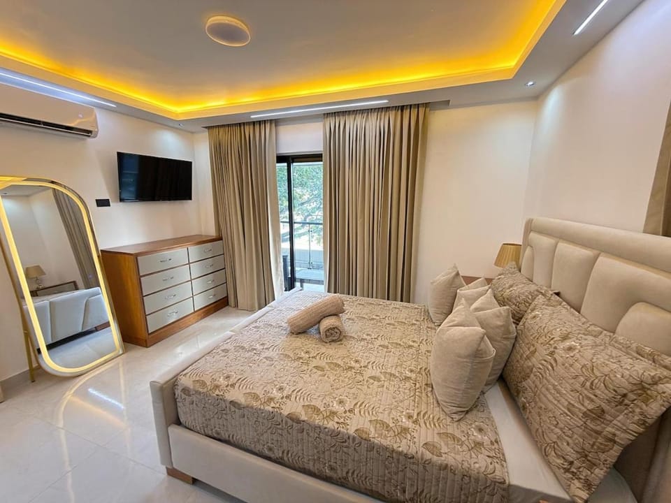 Bed, TV and multimedia, Bedroom