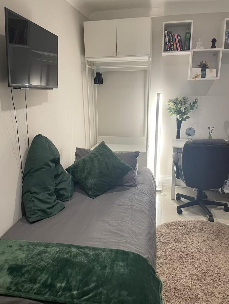 Bed, TV and multimedia, Bedroom