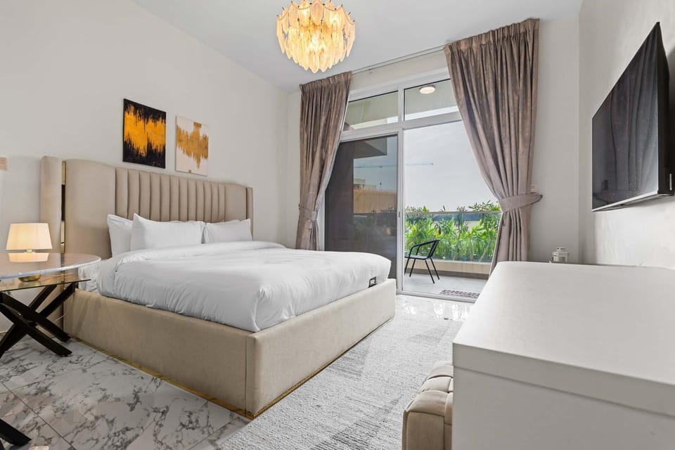 Stylish Pool-View Studio w Balcony & King Bed Apartment in Dubai