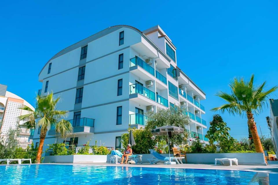 Property building, Day, Pool view, Swimming pool, sunbed