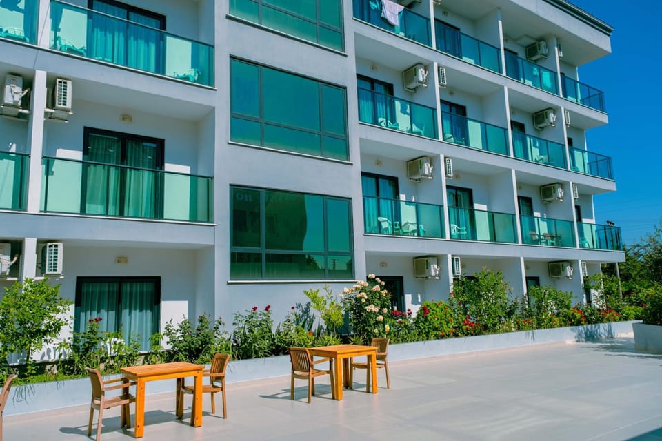 Property building, Day, Balcony/Terrace