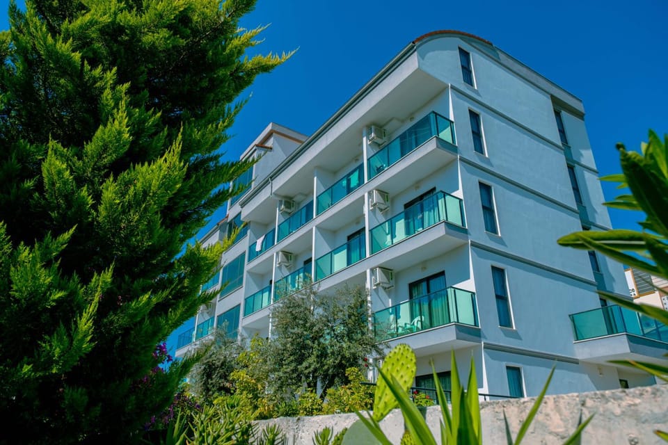Property building, Day, Balcony/Terrace