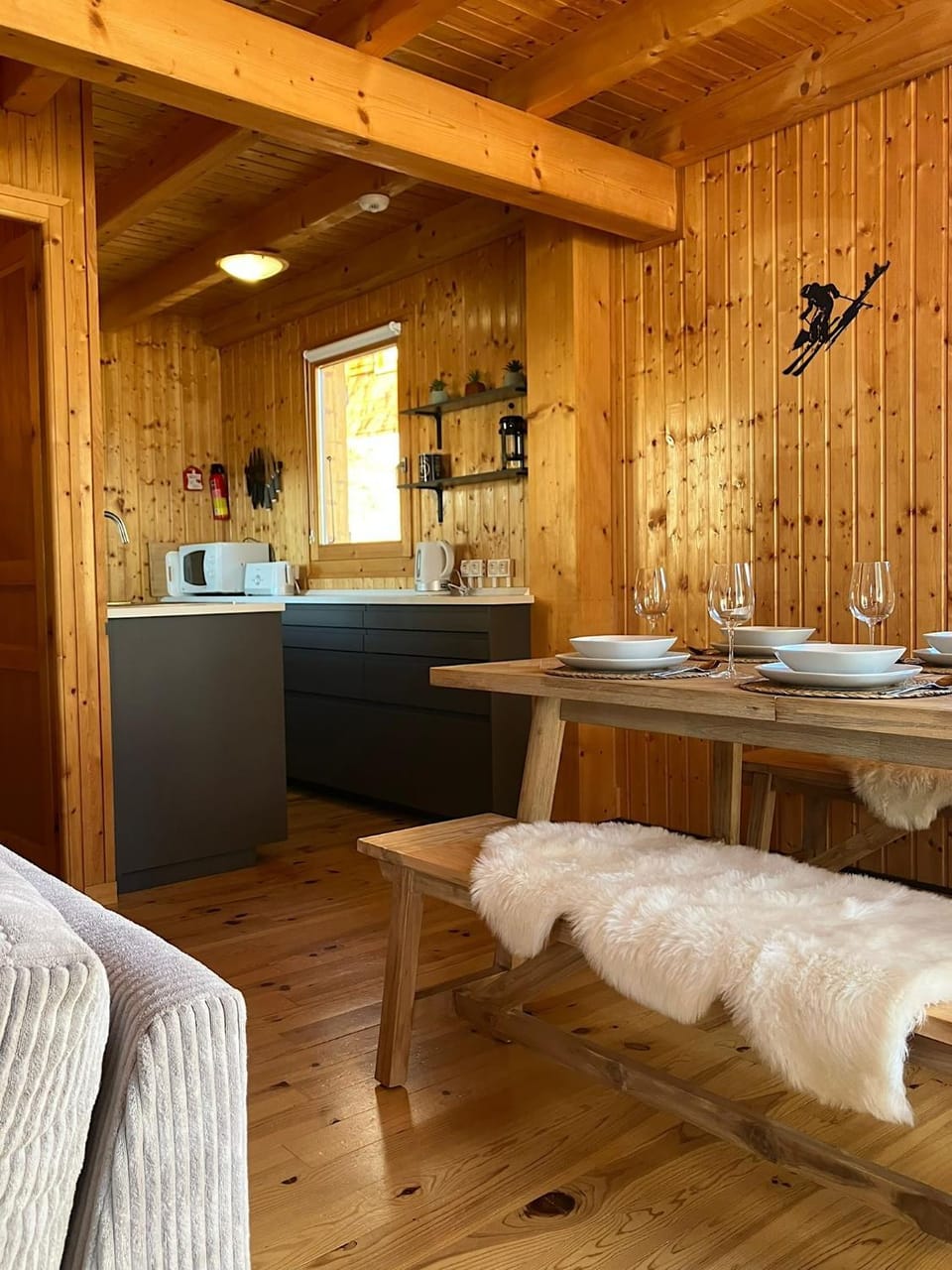 Kitchen or kitchenette, Dining area