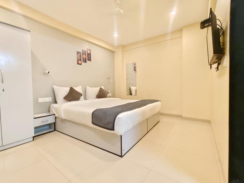 Bed, Photo of the whole room, Bedroom, wardrobe, air conditioner