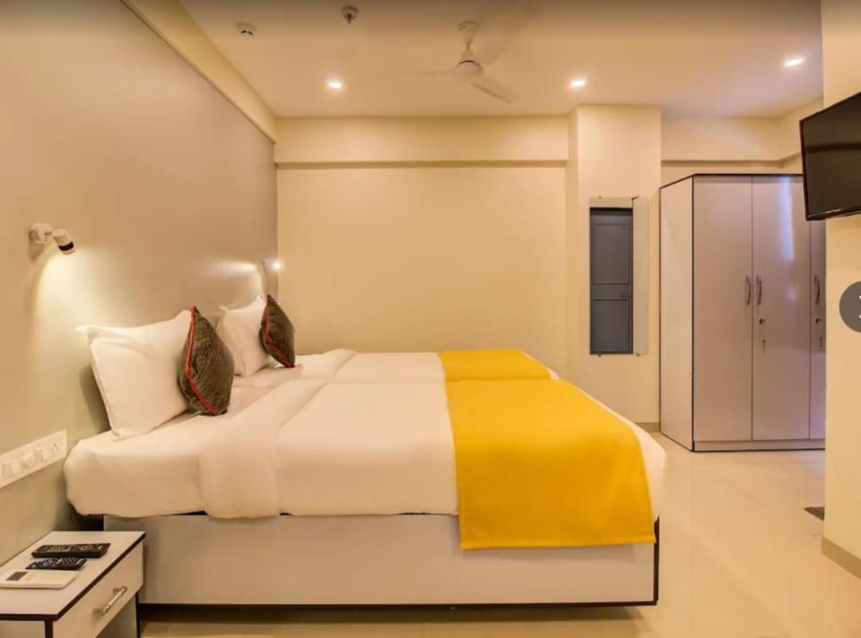 Bed, Bathroom, TV and multimedia, Photo of the whole room, Bedroom, oven, wardrobe, air conditioner