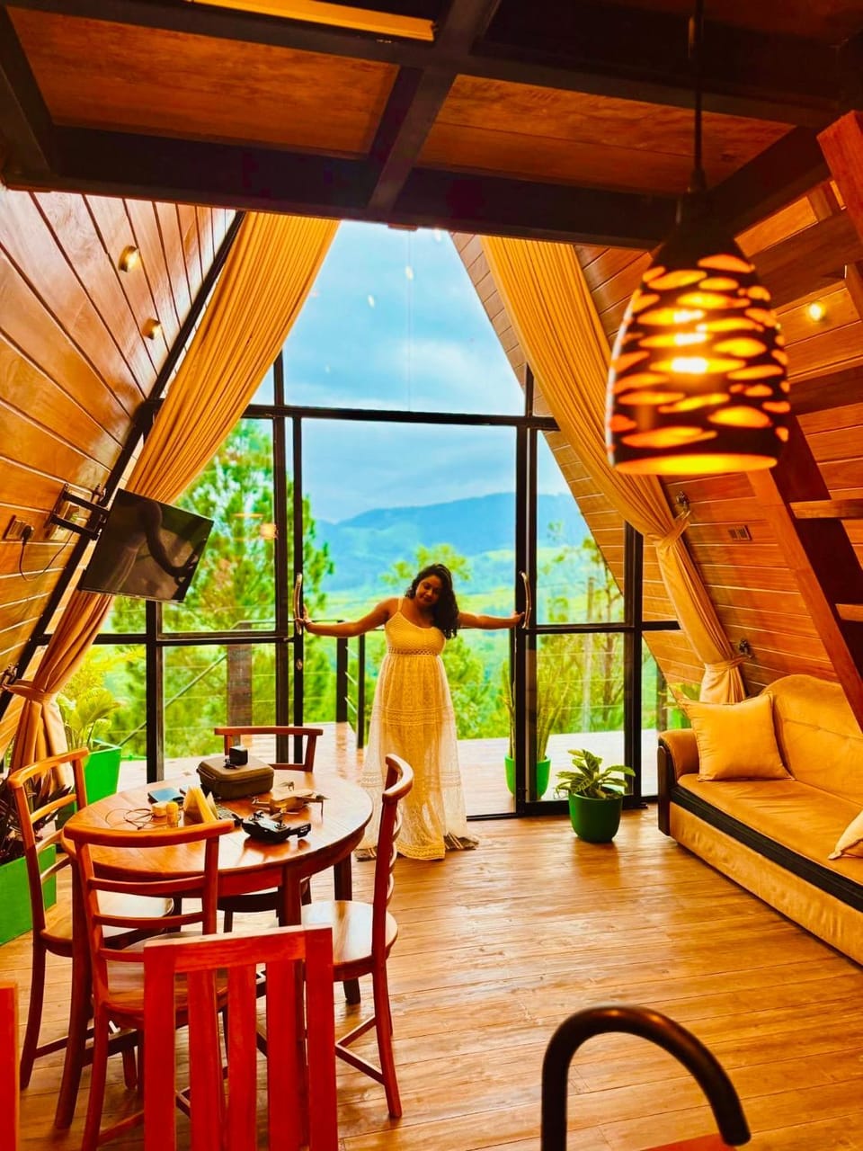 People, Natural landscape, View (from property/room), Balcony/Terrace, Living room, Seating area, Dining area, Mountain view, group of guests