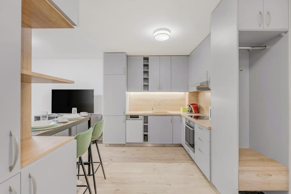 TV and multimedia, Kitchen or kitchenette, Dining area, stove