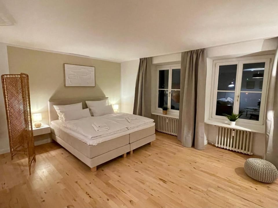 Bed, Living room, Bedroom, towels