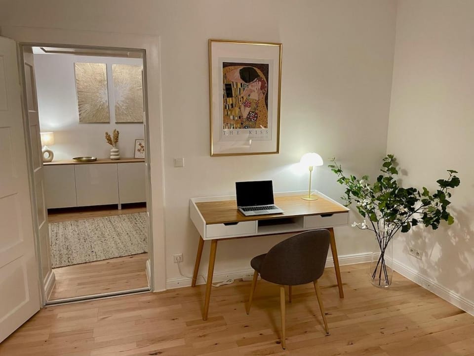Business facilities, Seating area, Bedroom