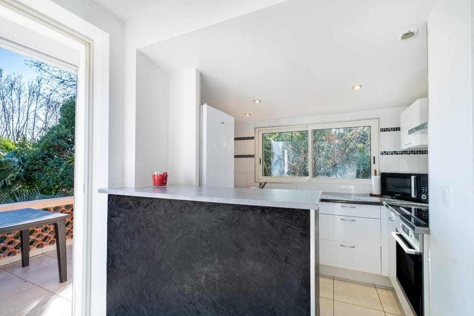 Kitchen or kitchenette, Living room