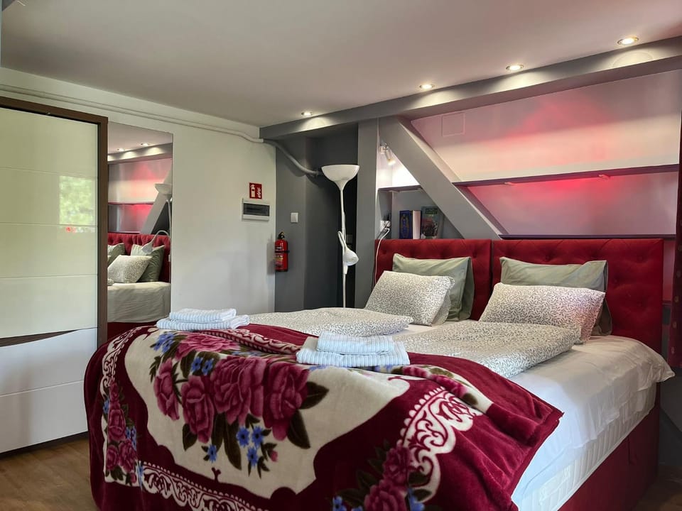 Bed, Photo of the whole room, Bedroom, towels