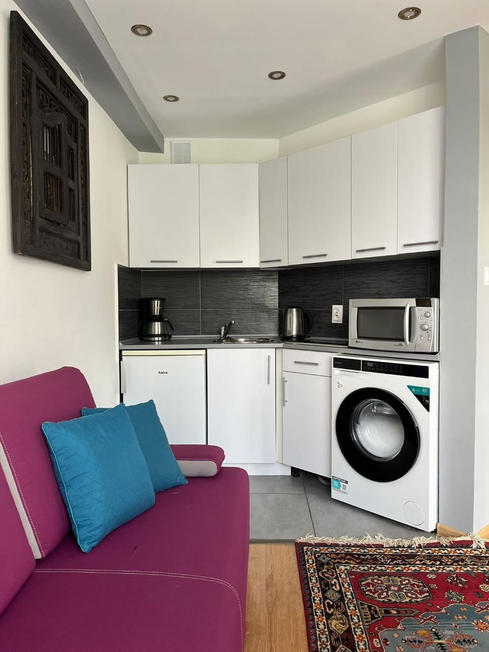 Coffee/tea facilities, Kitchen or kitchenette, Seating area, microwave, washing machine, kitchen