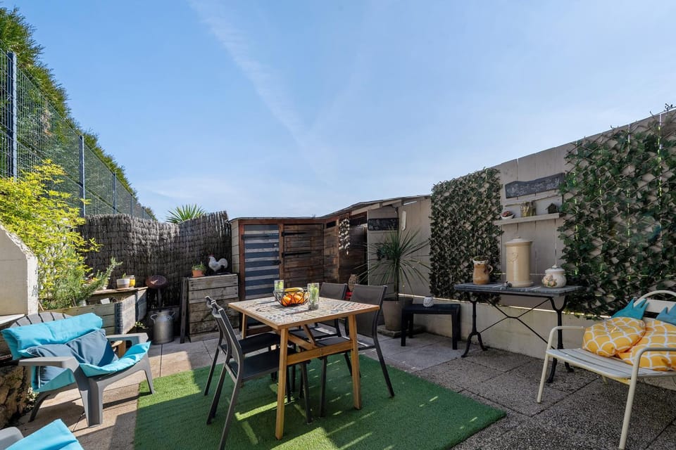 Property building, Balcony/Terrace, Living room