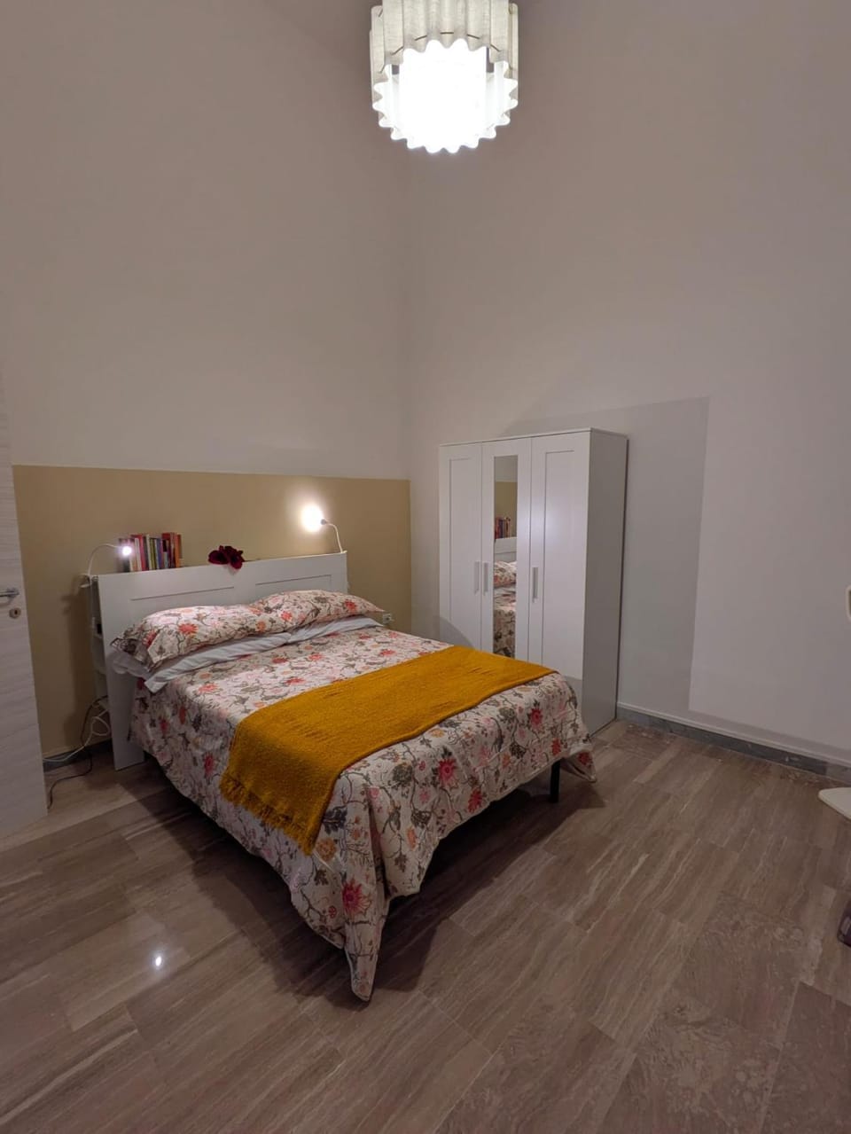 Photo of the whole room, Bedroom, wardrobe