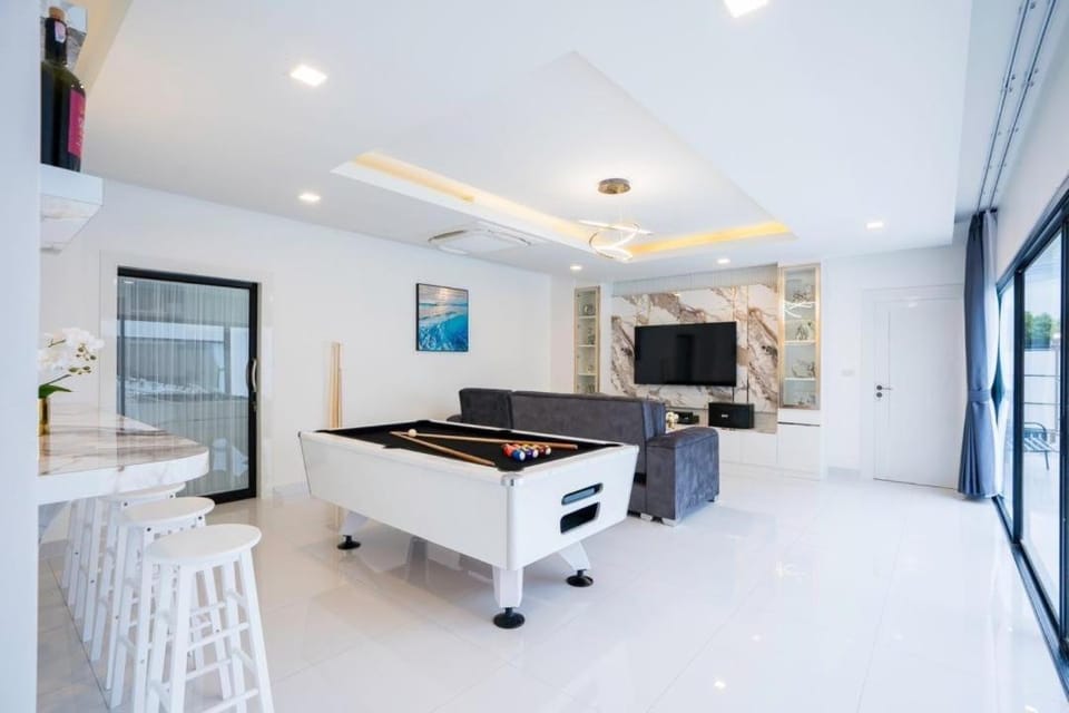 Billiard, TV and multimedia, Living room, Seating area