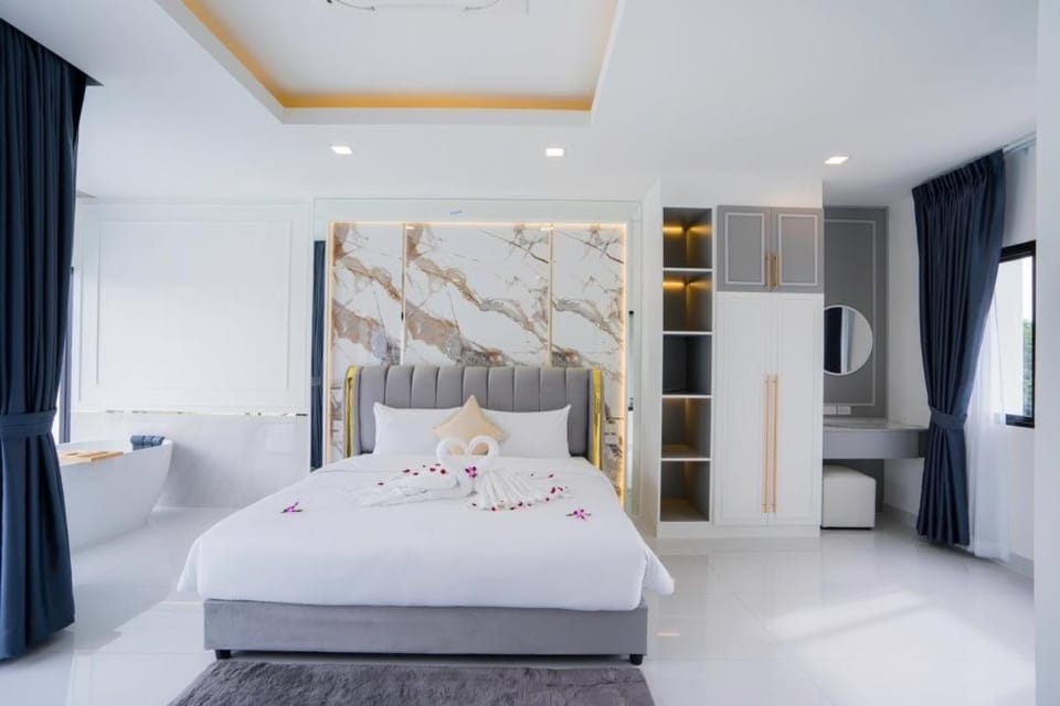 Bed, Photo of the whole room, Bedroom, Bath