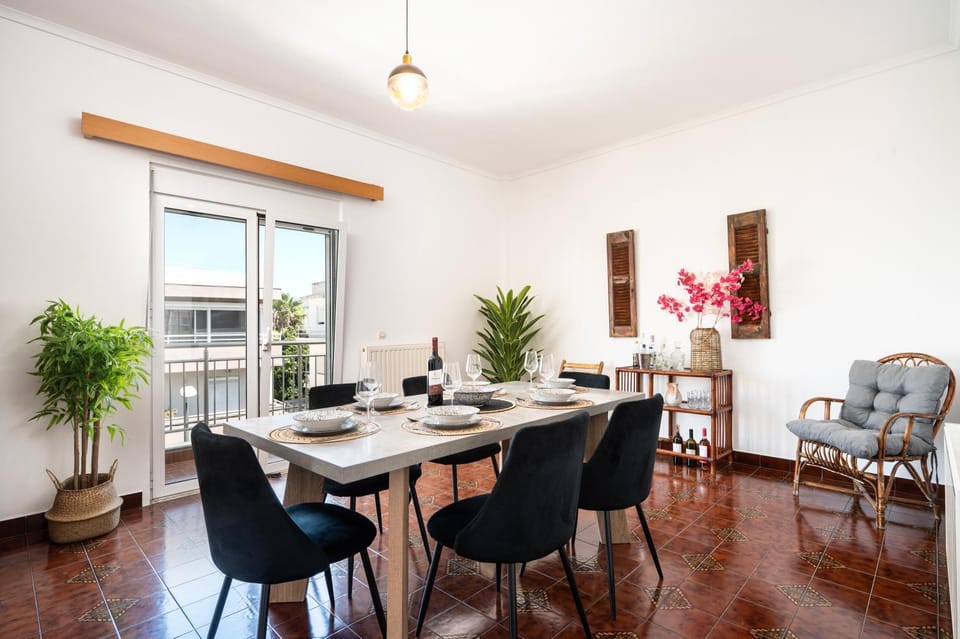 Massive 4BR Retro Apartment - 3 min Walk to Beach Apartment in Kos