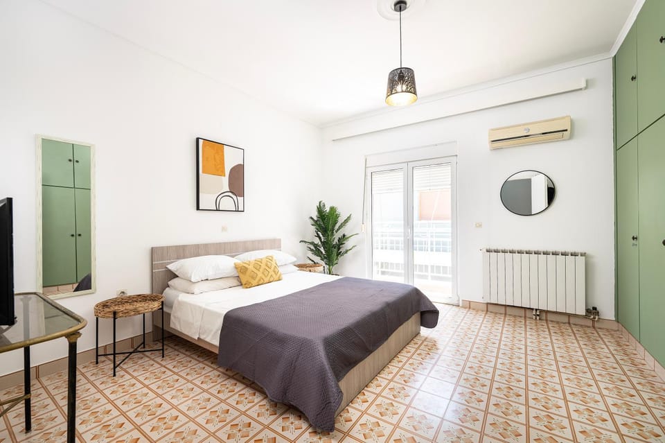 Massive 4BR Retro Apartment - 3 min Walk to Beach Apartment in Kos