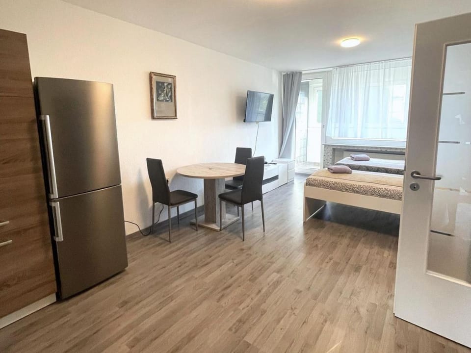 Bed, TV and multimedia, Photo of the whole room, Seating area, Dining area, Bedroom, wardrobe