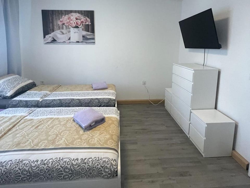 Bed, TV and multimedia, Photo of the whole room, Bedroom