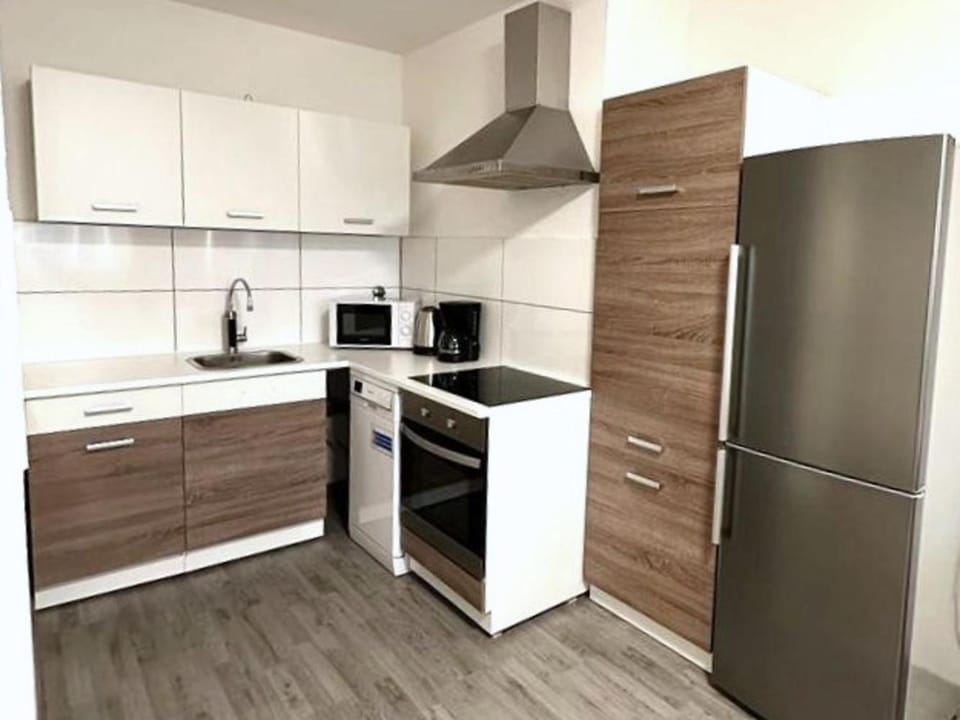 Kitchen or kitchenette, dishwasher, stove