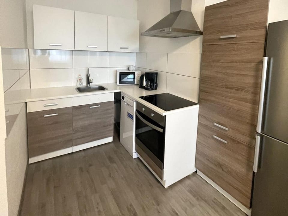 Kitchen or kitchenette, dishwasher, stove