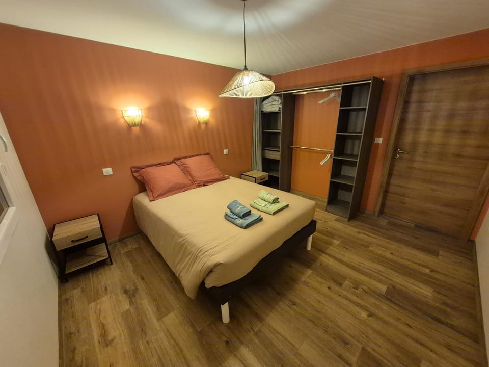 Bed, Photo of the whole room, Bedroom